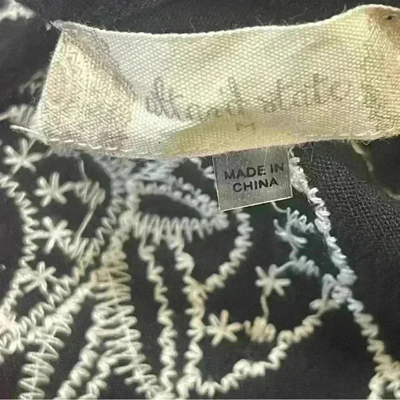 Altar’d State Blouse Women’s Black Embroidered Bell Sleeve Boho Tie Back Size M - Picture 7 of 8